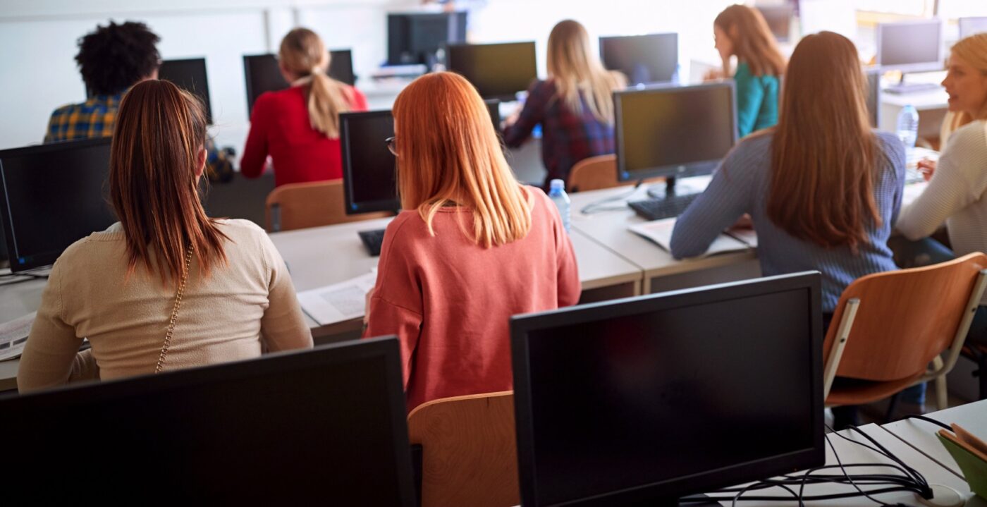 Schüler sitzen an den Computern im Klassenzimmer_2