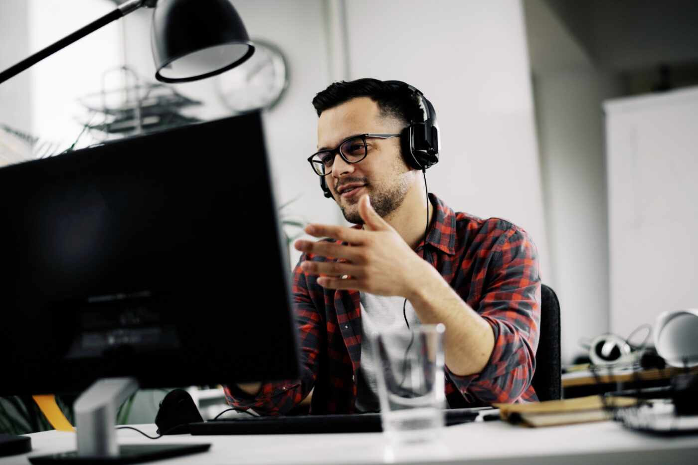 Man carries on conversation via computer