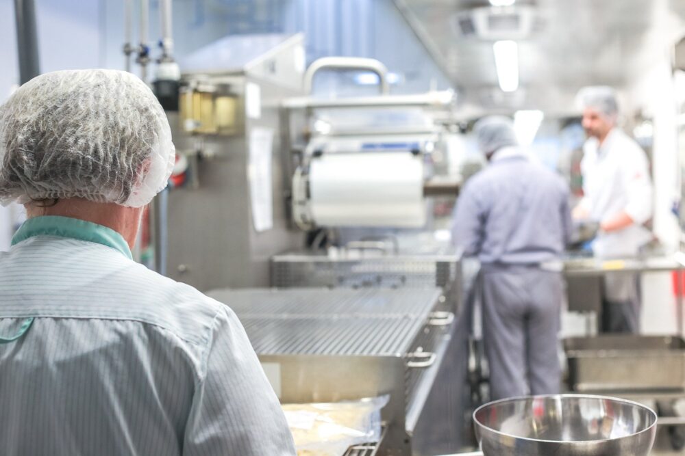 Die Arbeiter arbeiten an der Produktionslinie in der Fabrik.